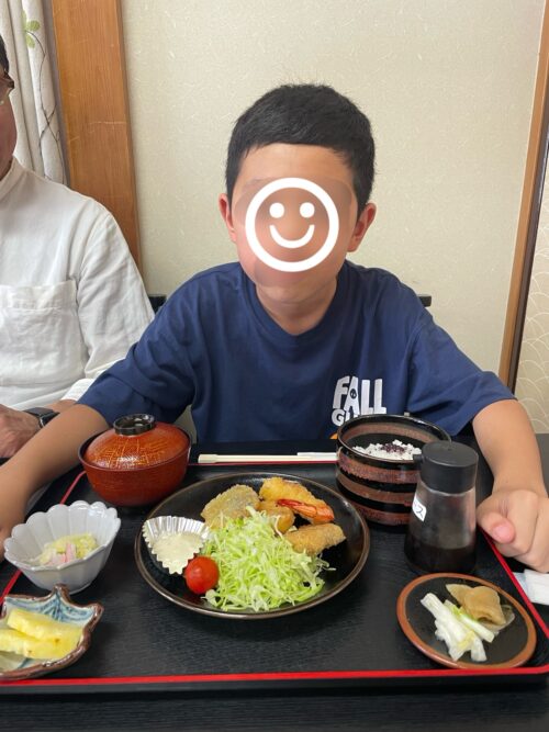 息子とミックスフライ定食